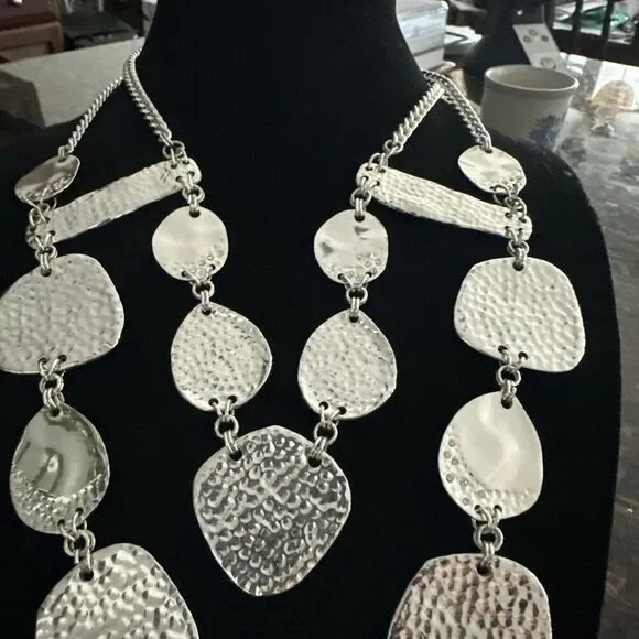 Chico’s Silver Tone Statement Necklace Chain Hammered Polished Metal Discs - Picture 2 of 4